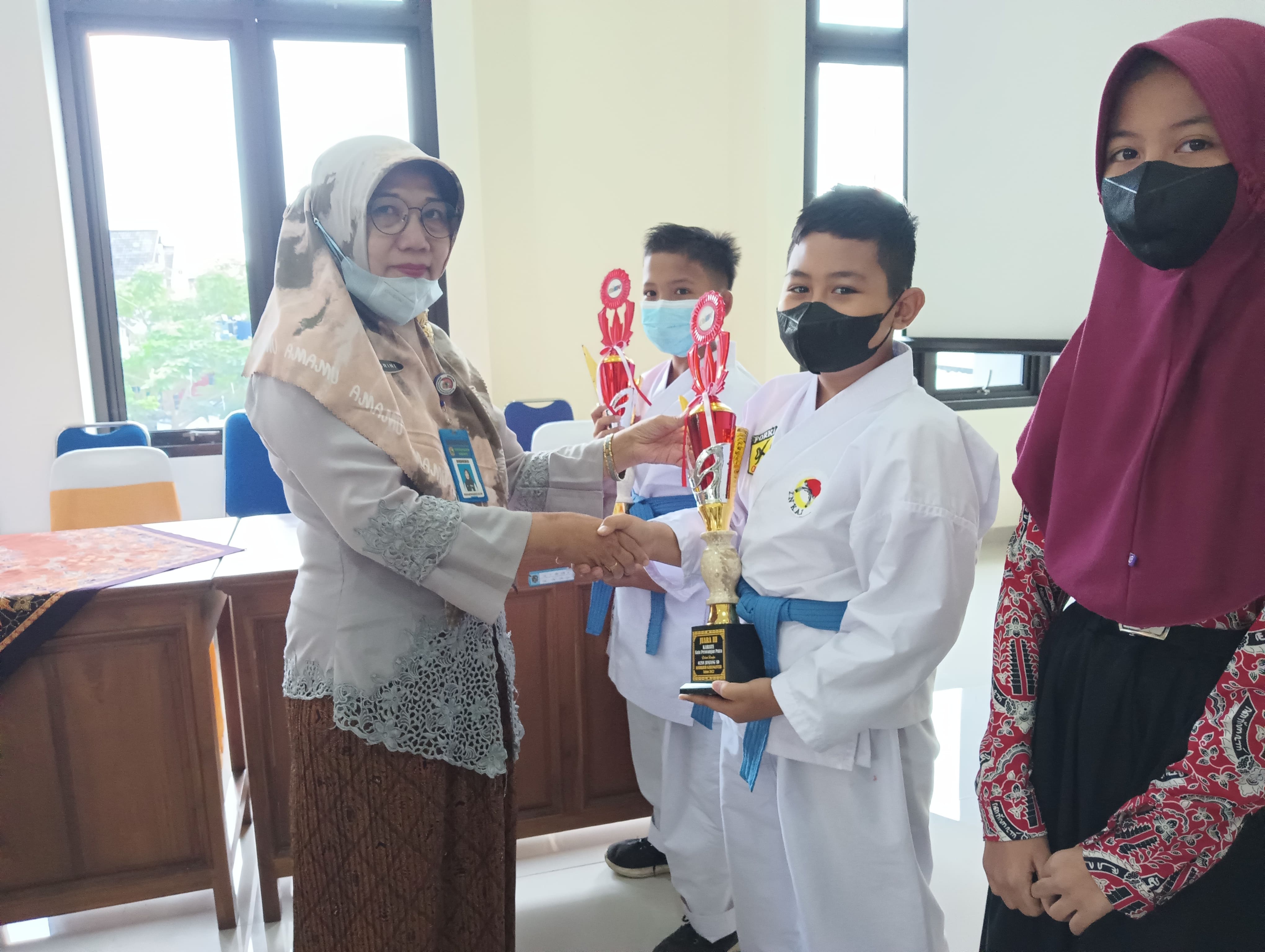 Penyerahanan Piala Kejuaraan O2SN DISDIKBUD Karanganyar