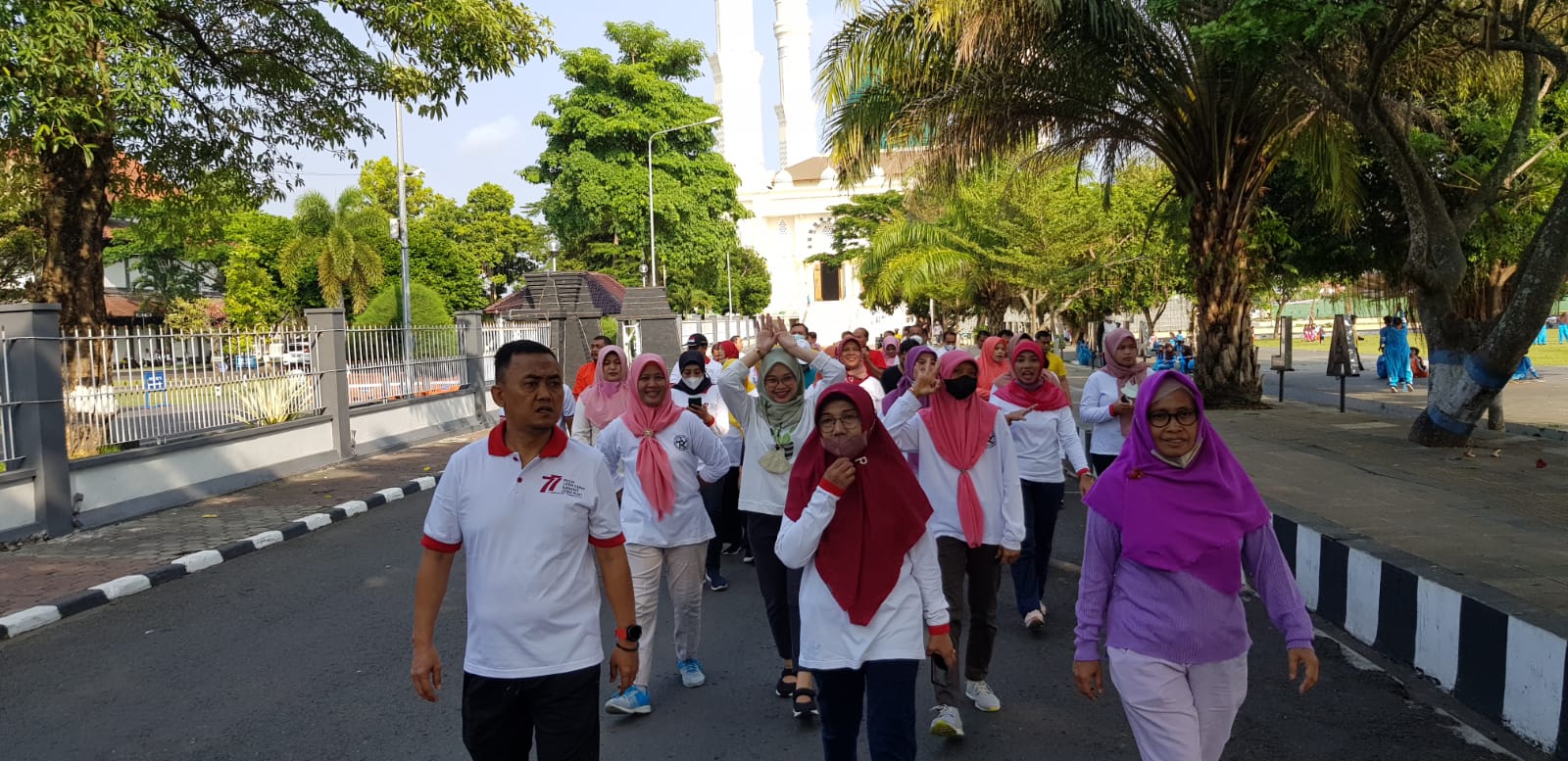 Tetap Sehat, Jum’at Disdikbud Karanganyar jalan Sehat