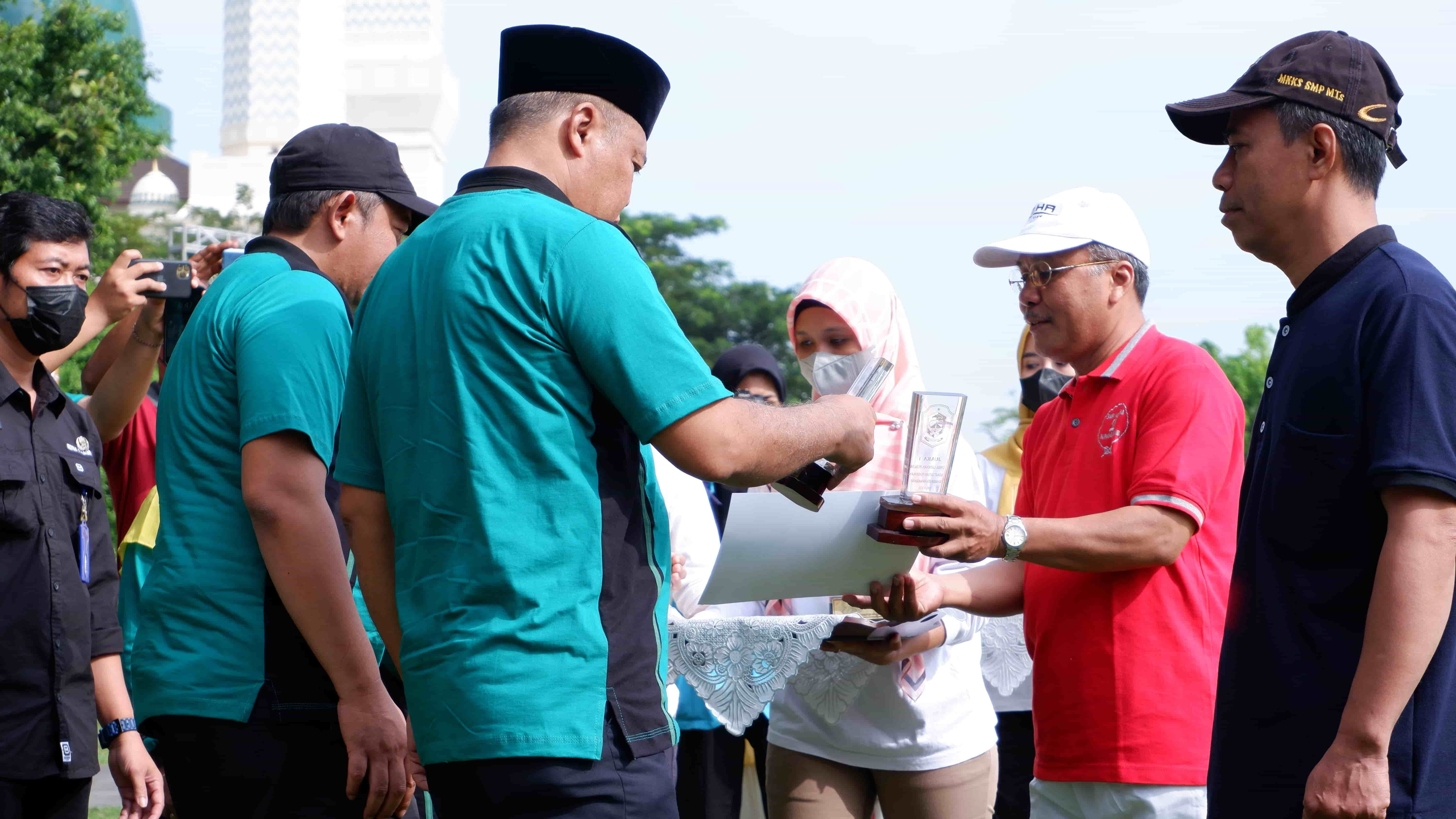 Bupati Karanganyar menyerahkan hadiah kepada sekolah pemenang Lomba Layanan Publik 2022