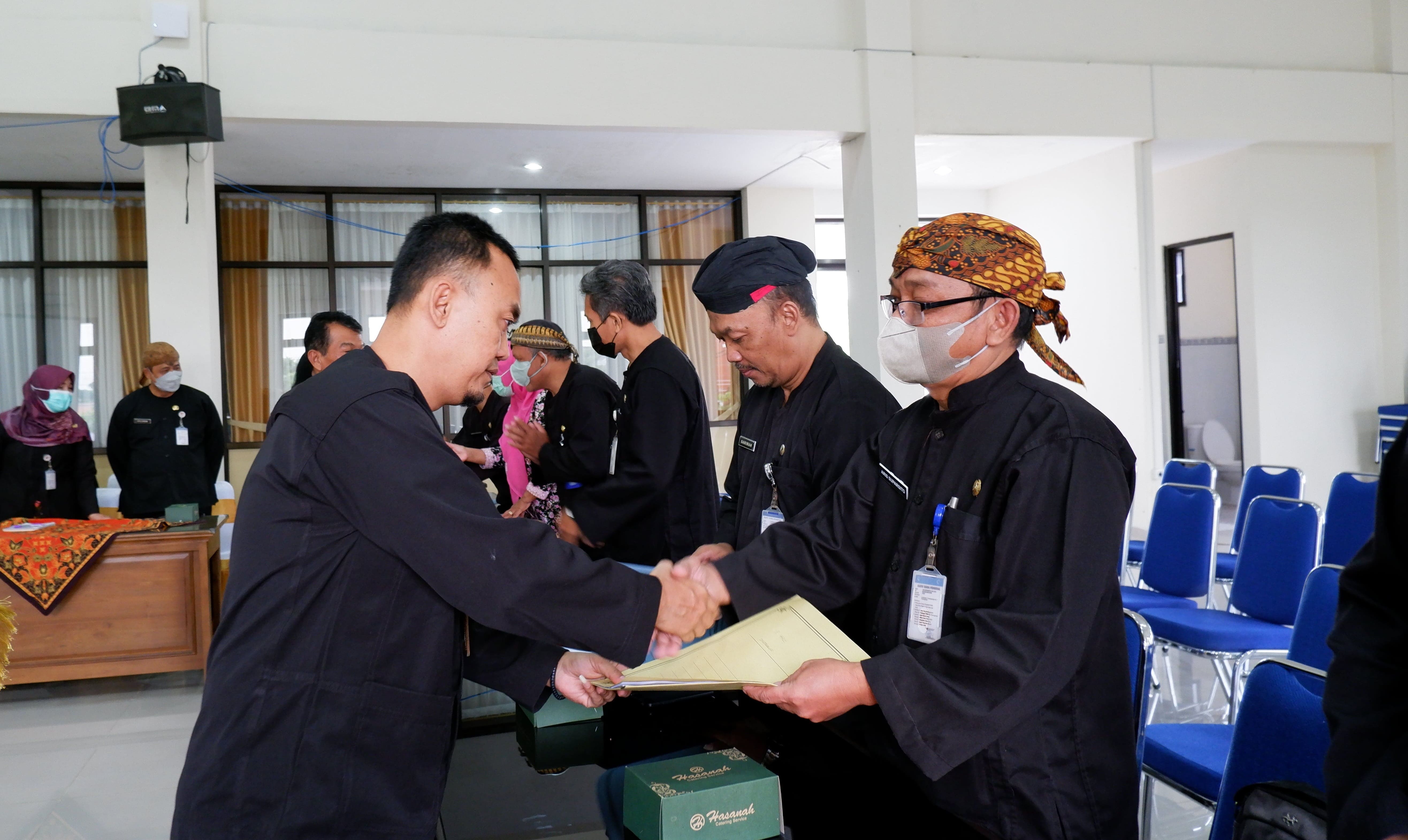 Penyerahan SK Bupati untuk Guru Mutasi dan guru Penugasan sebagai Kepala Sekolah