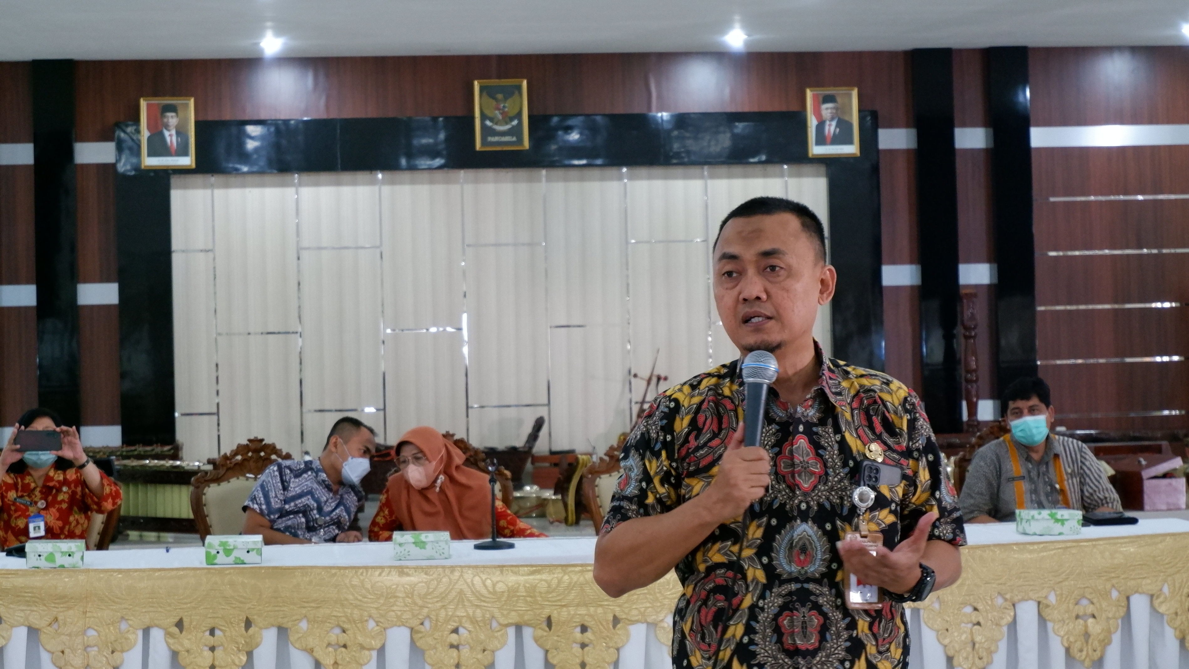 Kepala Dinas Pendidikan dan Kebudayaan memberikan pembinaan dalam acara Halal bi halal Operator dan Bendahara Sekolah
