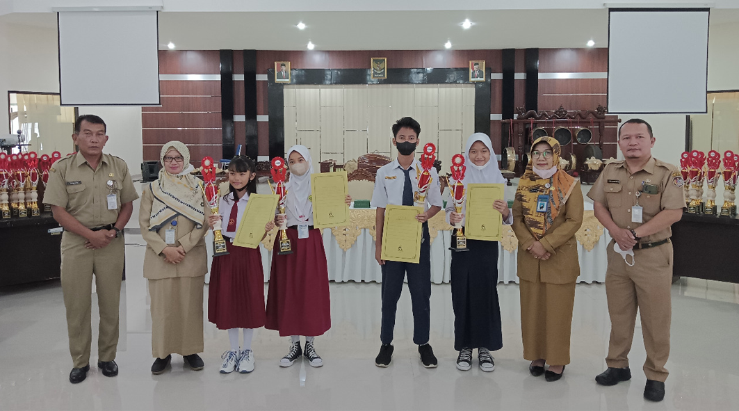 Penyerahan hadiah Kejuaraan FLS2N dan O2SN Asah Kemampuan Siswa